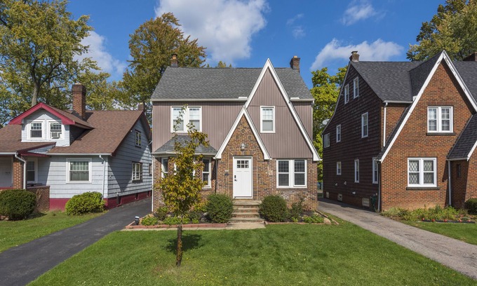 Cleveland House | Perfect Hideaway in the Heights: Pet & Child Friendly Retreat