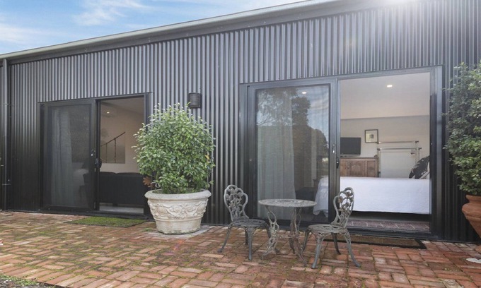 Whites Valley House | Exceptional Hideaway Nook with Kitchen & Breakfast Included