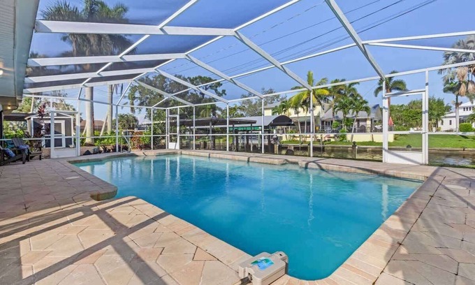 Alabama Grove Terrace House | Discover Hideaway Shores Retreat: Pet-Friendly Oasis