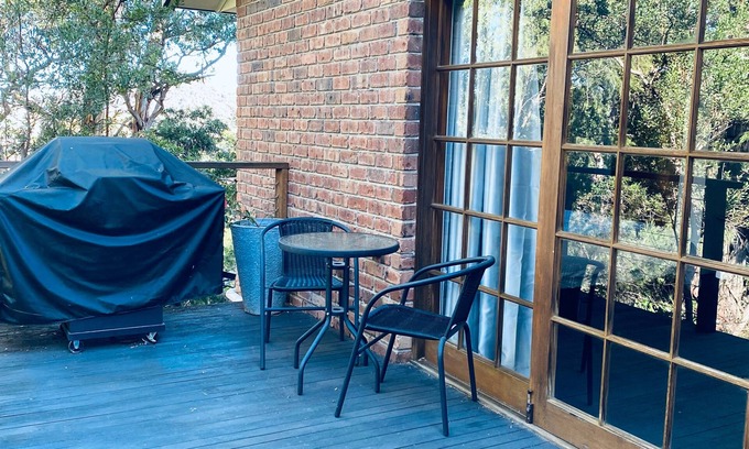 Lindisfarne Apartment | Cozy Hideaway Studio with Breakfast and Family Amenities