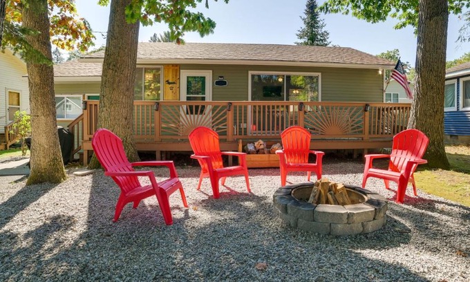 Higgins Lake House | Beautiful Higgins Lake Cottage with Fire Pit & Grill