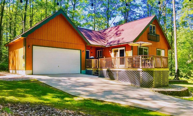 Higgins Lake House | Higgins Lake Retreat: Hike, Swim & Relax at 10/10 Rated Spot!