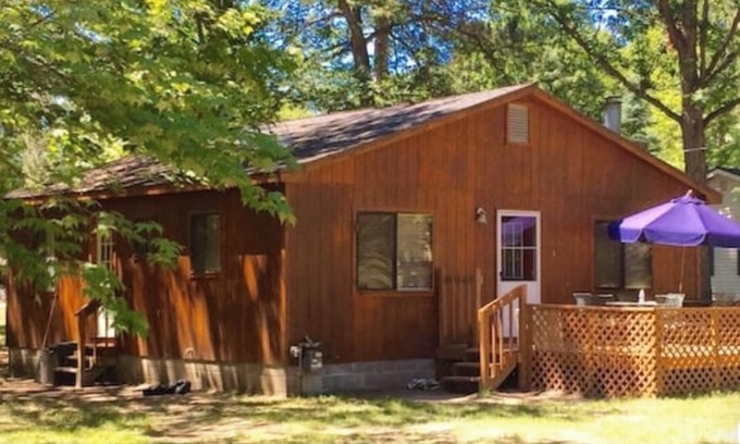 Higgins Lake Cabin | Cozy Higgins Lake Cabin with Kitchen near Kelly Beach