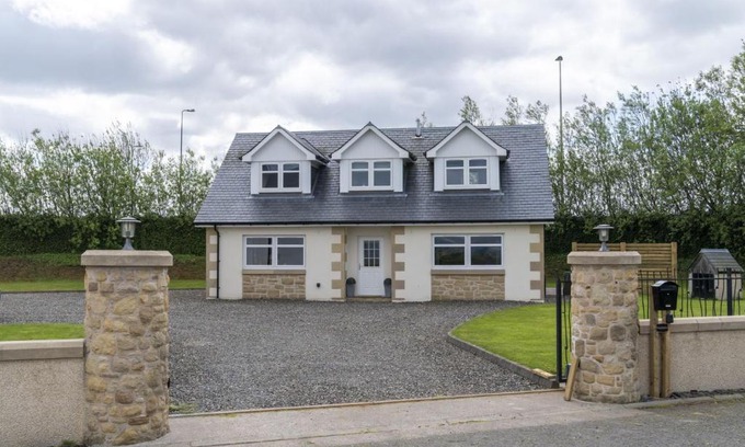 Airth House | Family-Friendly Higginsneuk: Rated 9/10, Ideal for Travelers