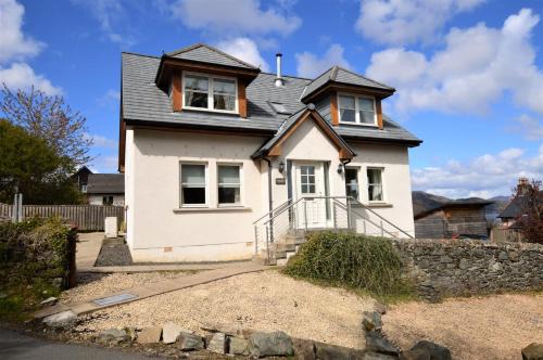 Tighnabruaich House | Inviting High Beach Cottage: Family-Friendly 4-Star Retreat