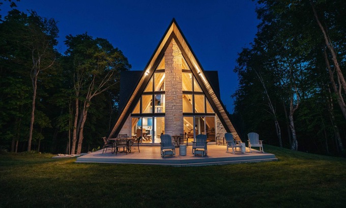 Leland House | Experience High Bluffs Lodge: Game Room & Lake View Awaits