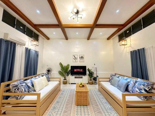Manoc-Manoc Apartment | Spacious Family Apartment with Partial Sea View & Kitchen