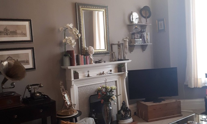 West Kensington Apartment | Inviting Apartment for Couples with Kitchen and Breakfast