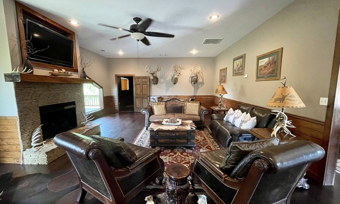 Crenshaw County Cabin | Elegant Cabin Hideaway with Private Pool & Lake View