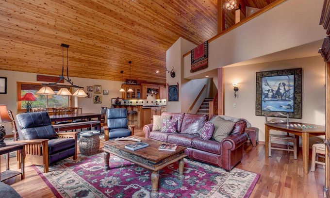 Truckee House | High Country Lodge: Relaxing Hot Tub & Fun Amenities Await