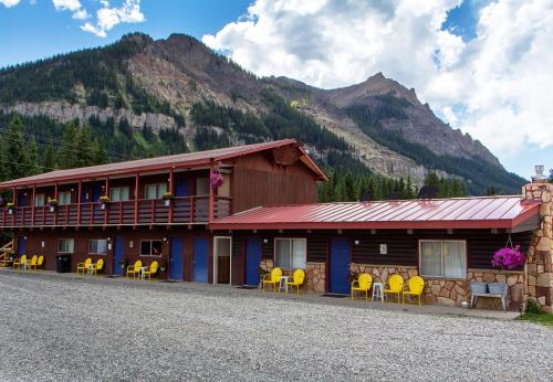 Cooke City-Silver Gate Hotel | Pet-Friendly High Country Motel and Cabins with Great Ratings
