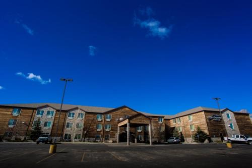 Pinedale Hotel | Family-Friendly High Country Suites with Great Reviews