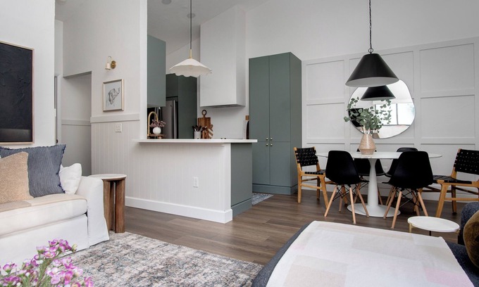 Gainesville House | Swanky Design & Cozy Comforts with Pet-Friendly Amenities
