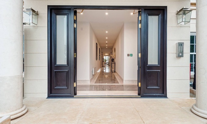Chigwell Apartment | Elegant 1 BR Apartment with Wheelchair Access in Chigwell