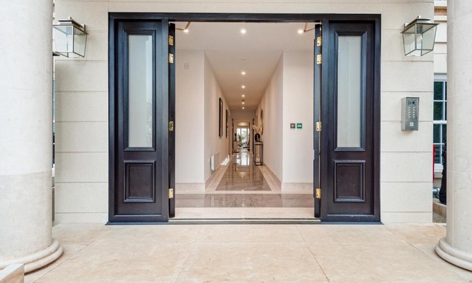 Chigwell Apartment | Guest Rated 9/10: Stylish 1 BR Apt with Breakfast in Chigwell