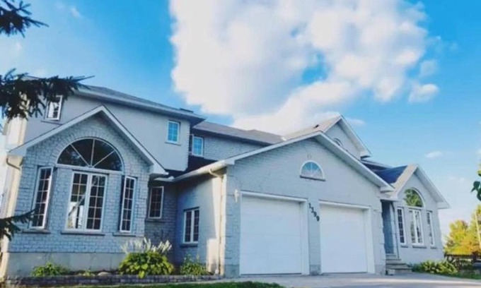 Gatineau Apartment | Elegant 2-Level Apartment with Pool in Exclusive Locale