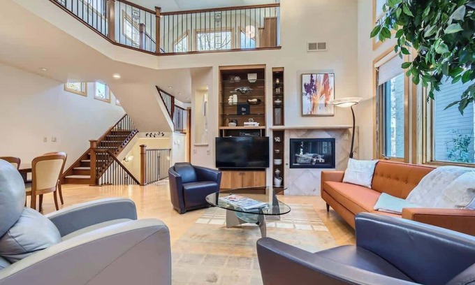 Cherry Creek House | High-End 4BD Executive Retreat in N Cherry Creek