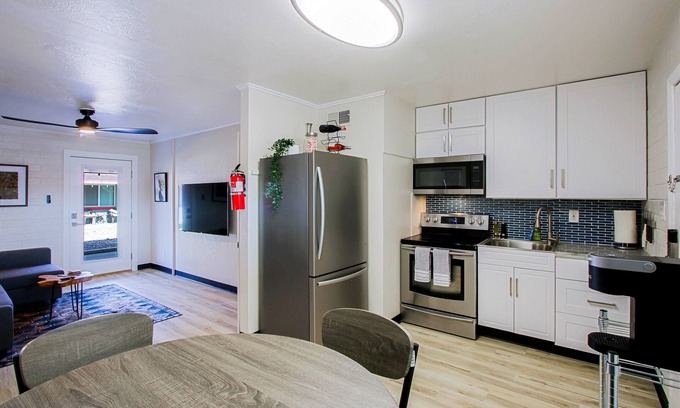 Scottsdale Apartment | High End Area, Live & Work in this Cute 1 Bedroom!