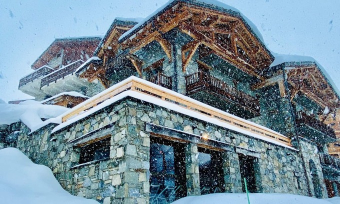 Les Almes Ski Chalet | Exquisite Chalet with Indoor Pool & Lake Views, Rated 10/10