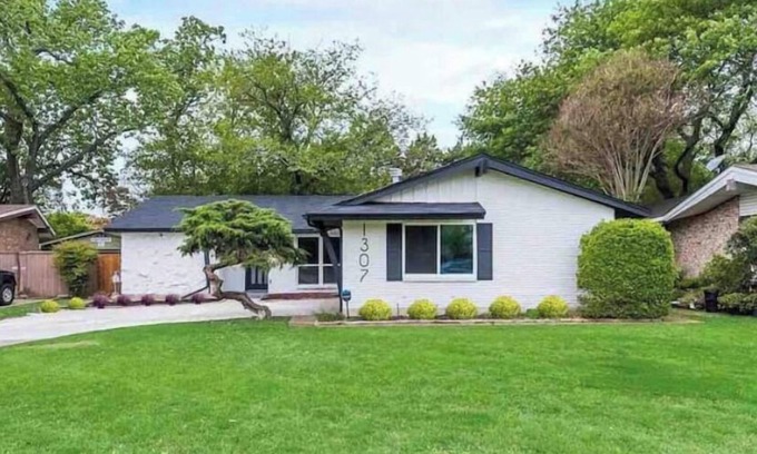 Richardson House | Pet-Friendly High-End Creek Retreat with Pool & Breakfast