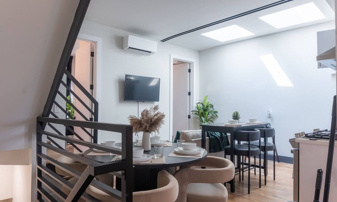 The Heights Apartment | High-end House: NYC view rooftop+backyard, 2 FREE Park Spots,🎱Pool Table, 11beds