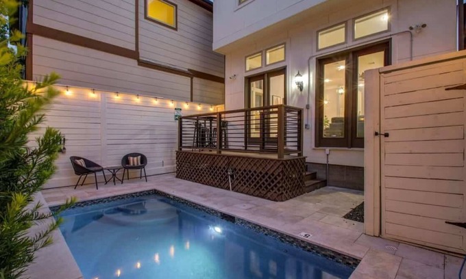 Washington Ave./ Memorial Park House | Prime Downtown Escape with Pool & Family-Friendly Amenities