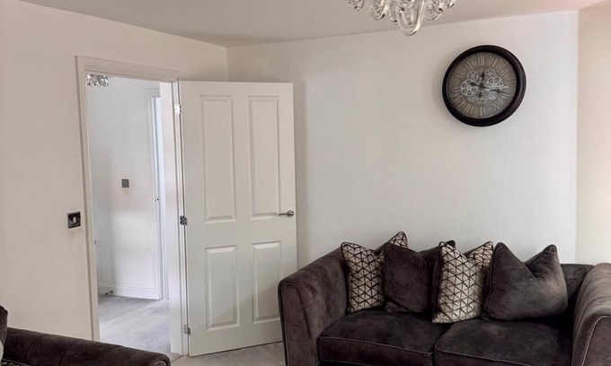 Ebbsfleet Valley House | High end Spacious 4 Bedroom - free parking and free WiFi/Big Garden