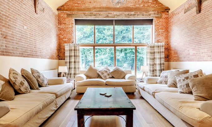 Foxley Cottage | Spacious 4-Bedroom Getaway in Foulsham with Hot Tub