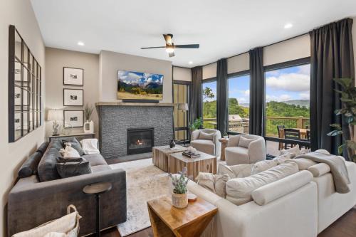 Deep Gap House | Inviting High Meadow Retreat with Hot Tub & Pet-Friendly Amenities