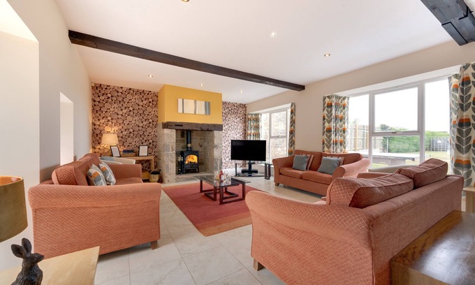 Chathill House | High Mill: Family-Friendly Four Bedroom Retreat for 10