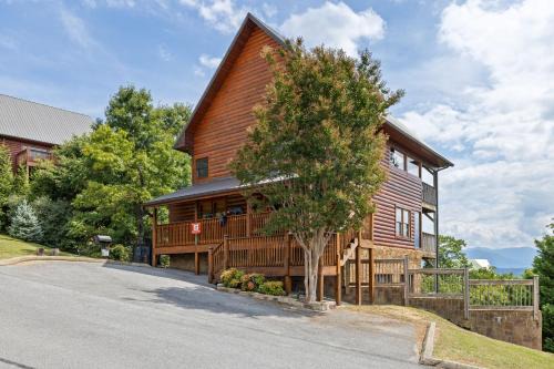 Gatlinburg - Pigeon Forge House | Inviting 4 Bedroom Cabin at Starr Crest Resort with Hot Tub