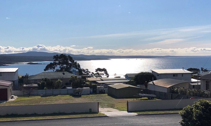 Binalong Bay House | Experience HIGH ON PACIFIC: Beachfront Bliss Awaits You
