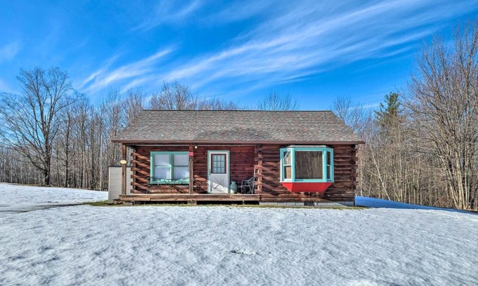 East Windham House | Cozy Log Cabin Retreat with Spa on 1 Acre – Rated 9.7!