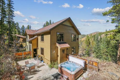 Breckenridge Heights House | High Point Lodge: Family-Friendly Retreat with Hot Tub