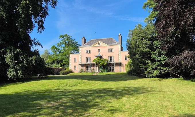 Llangattock Apartment | High spec, self contained apartment with garden in Georgian Manor House