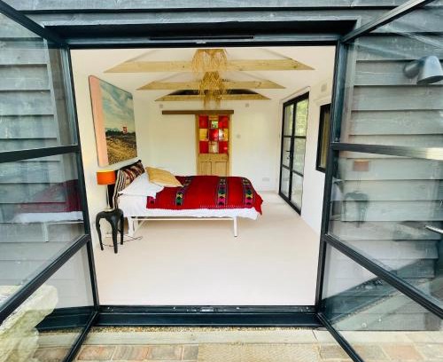 Farnham Apartment | Stylish Studio Cabin Near Farnham Centre - Rated 9/10
