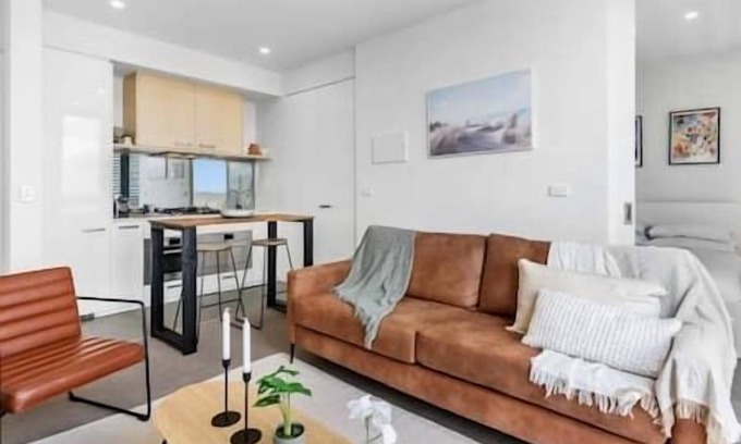 Northcote Apartment | City Views Await at High St Delight - Family-Friendly Stay