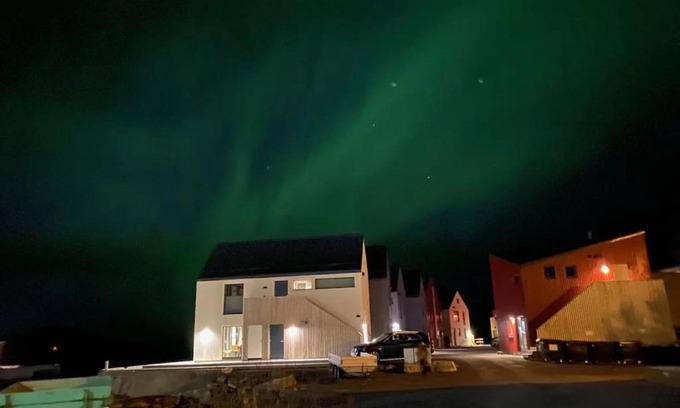 Henningsvaer Apartment | Elevate Your Stay with Breathtaking Views & Family Amenities
