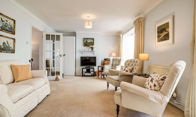 Woodstock House | Guest Rated 9.8: High Trees Blenheim View Holiday Let