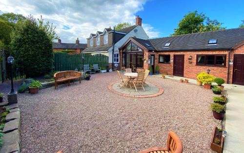 Uttoxeter Bed & Breakfast | Inviting High View Cottage: Guest Rated 9.5/10, Family Friendly