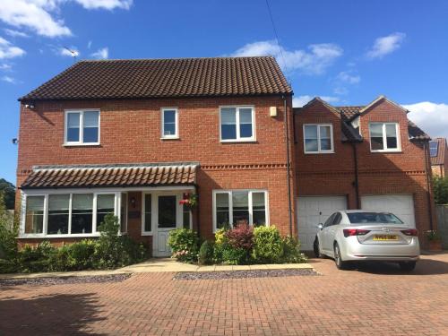 Darlington House | Welcoming Highbury House: Child-Friendly Retreat Rated 9.4