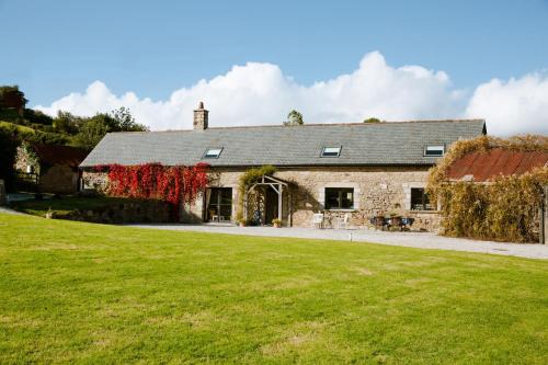 Heligan House | Experience Higher Weddicott Barn: Pet-Friendly Retreat