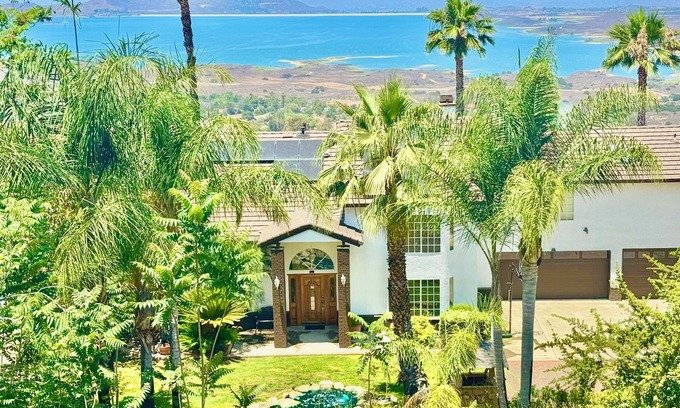 Perris House | Top-Rated Hotel with Breathtaking Views and Pet-Friendly Perks