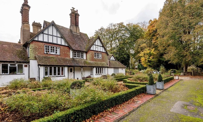 Tring Apartment | Explore Highfield Lodge: Nature Retreat with Pool & Spa