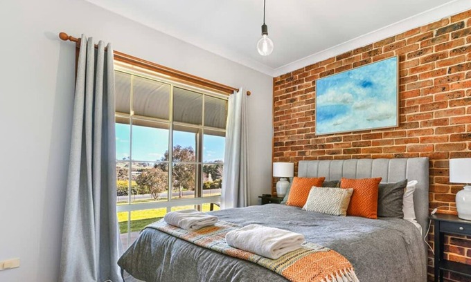 Robin Hill House | Highfields - Idyllic Rural Retreat with Valley Views