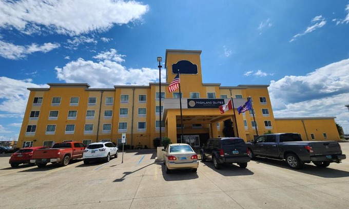 Minot Hotel | Comfortable Highland Suites with Pool and Spa Amenities