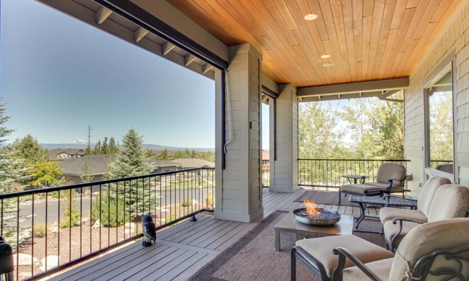 Redmond House | Relaxing Highland View Haven with Pool & Hot Tub Access