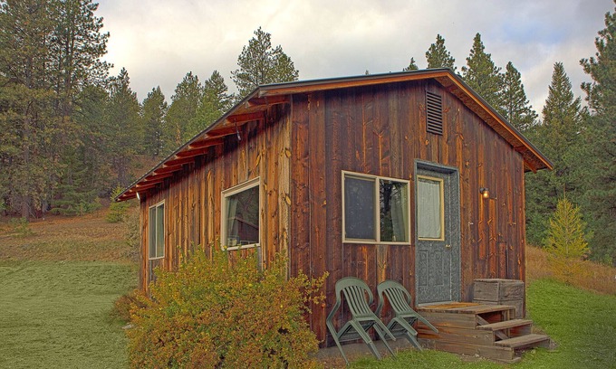Oroville Cabin | Cozy Highlander Cabin with Kitchen & Breakfast in Eden Valley