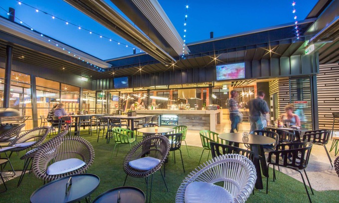 Gilles Plains Hotel | Welcoming Highlander Hotel: Comfort with Pool & Dining