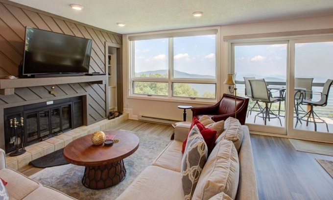 Nellysford Condo | Highlands 23 - Experience Lake Views and Pet-Friendly Comfort